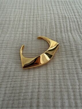 KHAITE Lotus Cuff Brass 18K
Gold in Box $680 Small